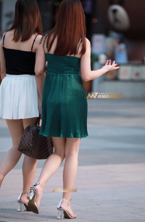 吊带连衣裙，裸腿，凉高