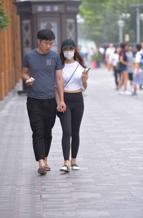 街拍黑色瑜伽裤女友