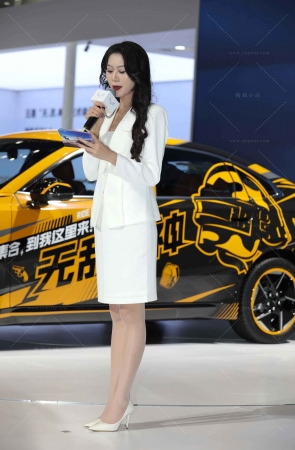 高挑的主持人