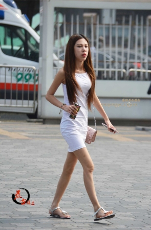 9-27 简约白色裙子