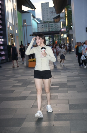 25520-19=45√热裤大白腿女孩
