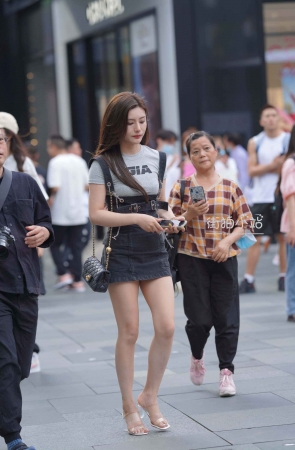 街拍背带裙小姐姐