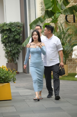 低胸包臀裙美女