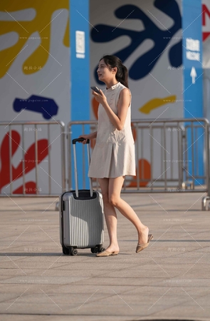 推着行李箱的小姐姐
