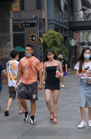 她今天穿裙装，你还认得她吗