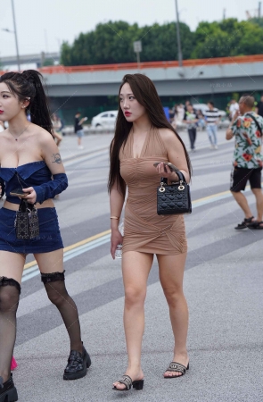 街拍包臀裙姐妹