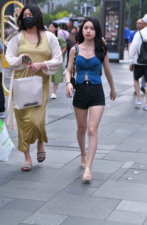 跟闺蜜逛街的美腿妹纸