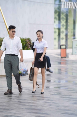 街拍白衬衫OL制服高跟美女