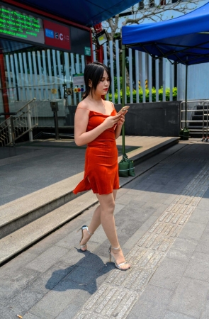 御风街拍&红裙肉丝萌宝儿在河边散心【套图+视频】