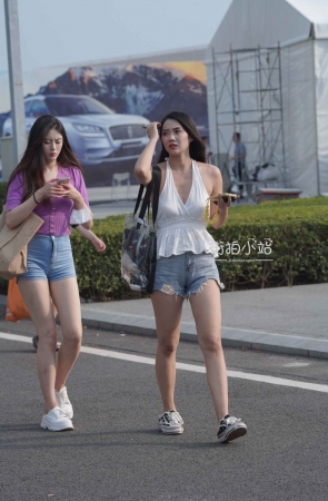 两位长腿美女