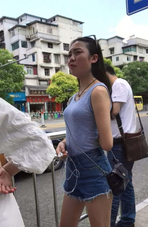 很有感觉的高腰热裤街拍美女