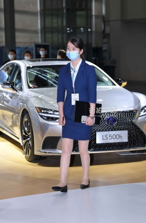 R丝制服美女销售