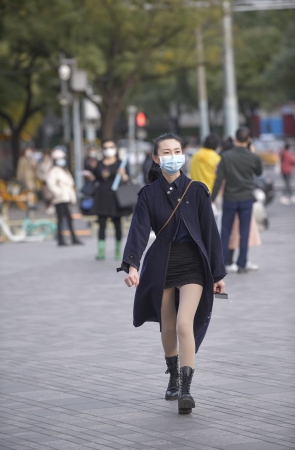 短裙风衣肉色丝袜