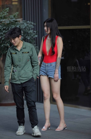 热裤美女