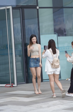 牛仔短裙长腿美眉