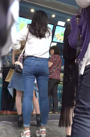 紧身蓝色牛仔裤白衬衫好身材街拍美女姐姐美臀