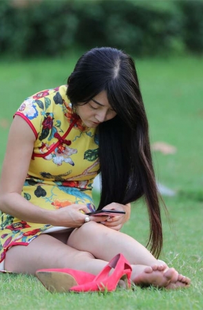No1589 旗袍坐下就成了超短裙，妖娆美妇的两条大长腿无处安放