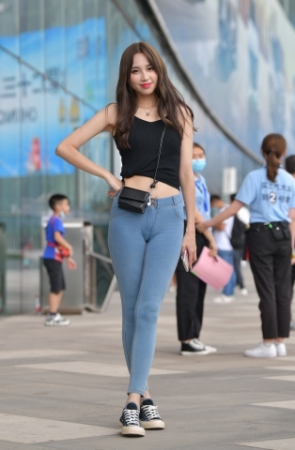 又见蜜桃裤小姐姐~又爱了~