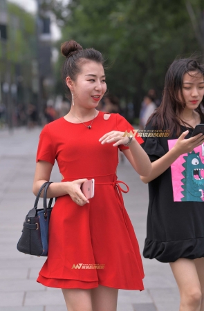 B101、情有独钟红衣少妇