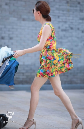 飞舞的短裙，性感辣妈