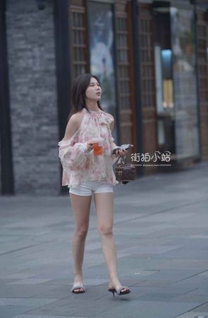 街拍气质美腿小姐姐