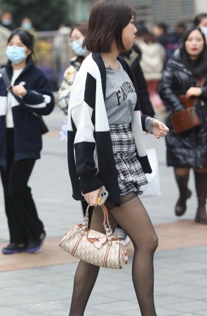 黑 丝短裙妹子