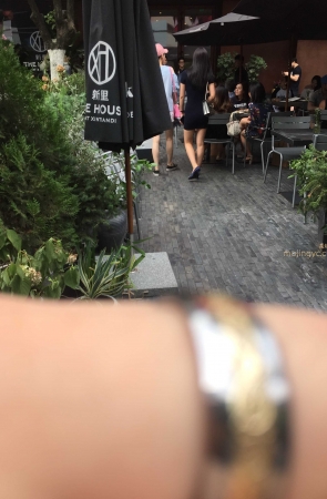 深蓝色连衣裙女郎