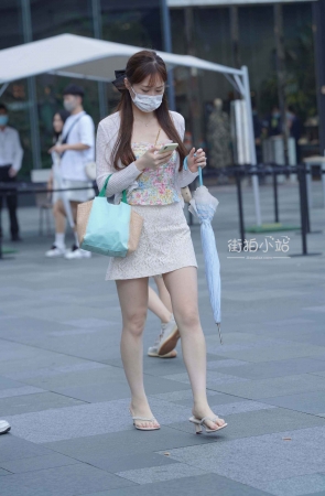 街拍白皙时尚美女