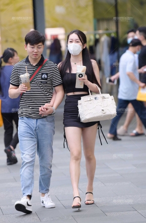 白皙大白腿女友