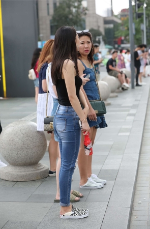 辉辉街拍作品 - 牛仔裤高叉衣美女小姐姐