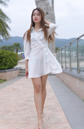 黑色泳装美女