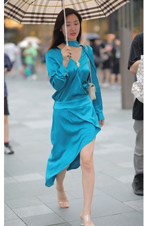 打伞的气质长裙美女(34P)