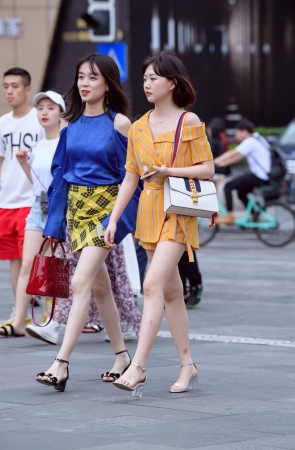 漂亮的短发美女