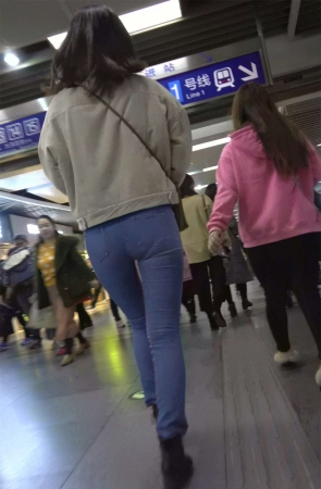 逛商场偶遇两位极品街拍紧身牛仔裤小姐姐