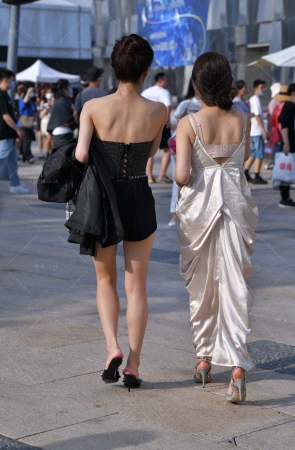 香肩美腿时尚