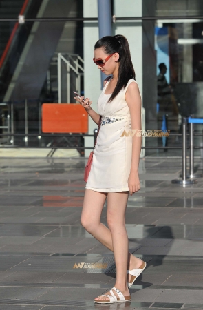 身材气质俱佳的短裙美女