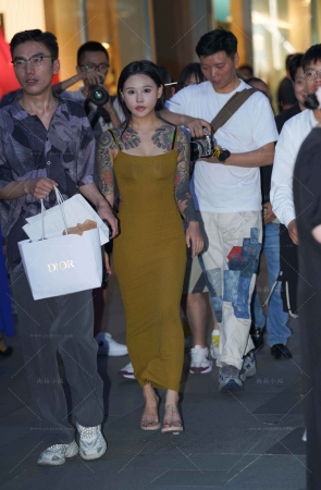 夜拍吊带长裙纹身美女