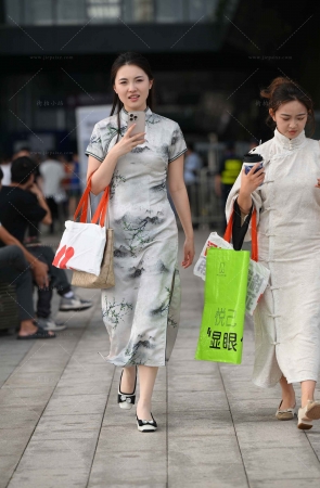 清新素雅旗袍装美女