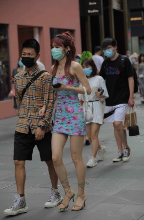 街拍吊带花裙子性感美眉