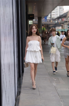 视觉冲击街拍作品 - 她来了，她真的又来了