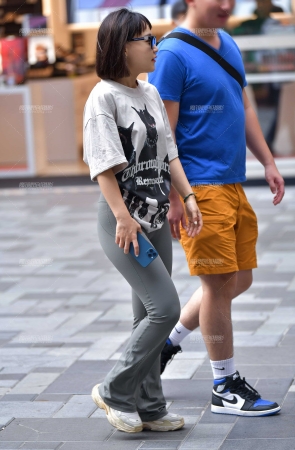 &微丰腴紧身裤美女