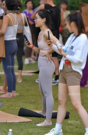 &拍照紧身瑜伽裤美女