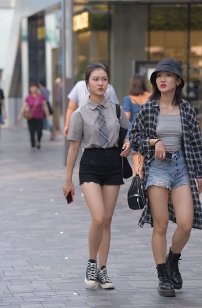 青春靓丽牛仔短裤