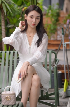 白裙美女
