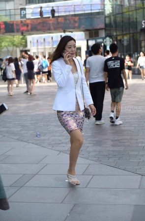 街拍气质白衣服短裙美女姐姐