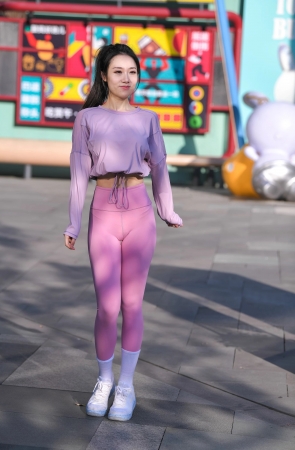 盛夏粉色紧身裤