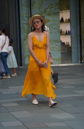 黄色长裙妹子