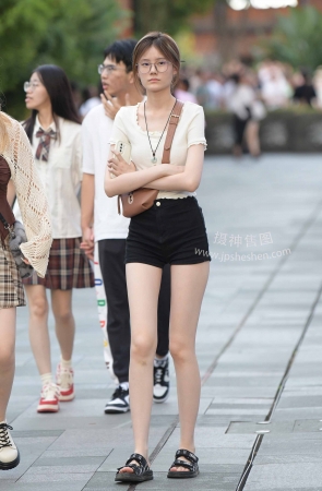 2374-16=75√天然白嫩美腿的女生 16P