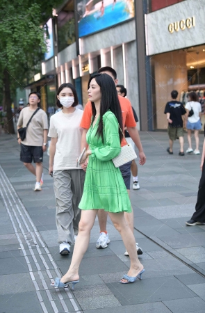 街拍绿色长裙美姐姐