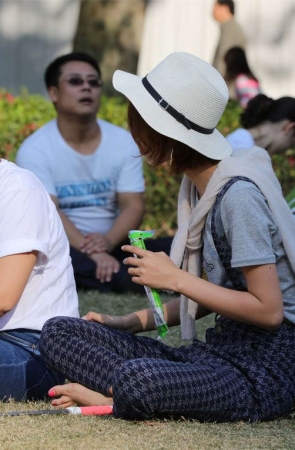 No1045 漂亮MM的一双长趾艳足露得有些矜持